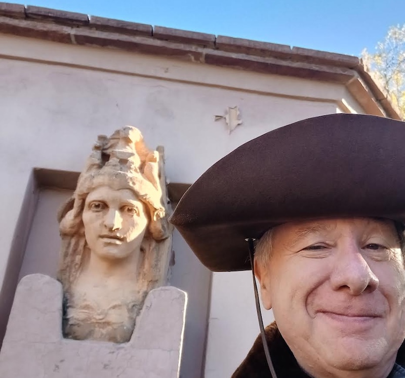 AL STATUE 2025 HALLOWEVES SMIRK