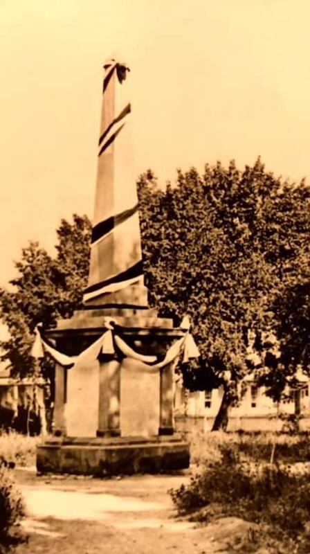 PLAZA SEPIA OBELISK