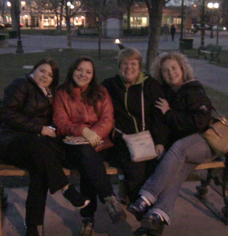 4WOMEN PLAZA BENCH2015