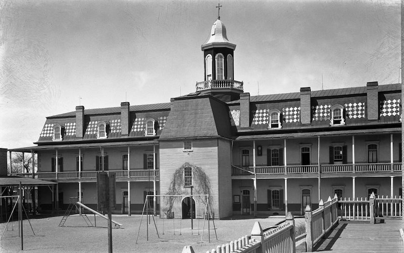 SMHS SWINGS COURTAYRD SMHS SWINGS COURTAYRD